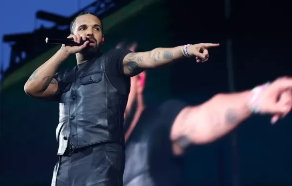 Drake Demands Kendrick Lamar’s UMG Contract and Abuse Records in Escalating Legal Battle Drake Demands Kendrick Lamar’s UMG Contract and Abuse Records in Escalating Legal Battle