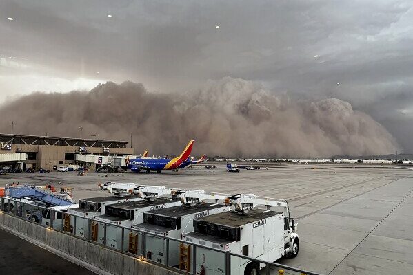 Haboob Turns Day to Dusk in Phoenix: Flights Grounded, Thousands Lose Power