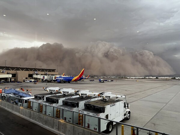 Haboob Turns Day to Dusk in Phoenix: Flights Grounded, Thousands Lose Power