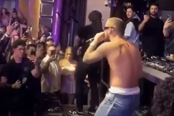 Justin Bieber Impersonator Tricks Las Vegas Club, Takes the Stage in Surprise Performance Justin Bieber Impersonator Tricks Las Vegas Club, Takes the Stage in Surprise Performance