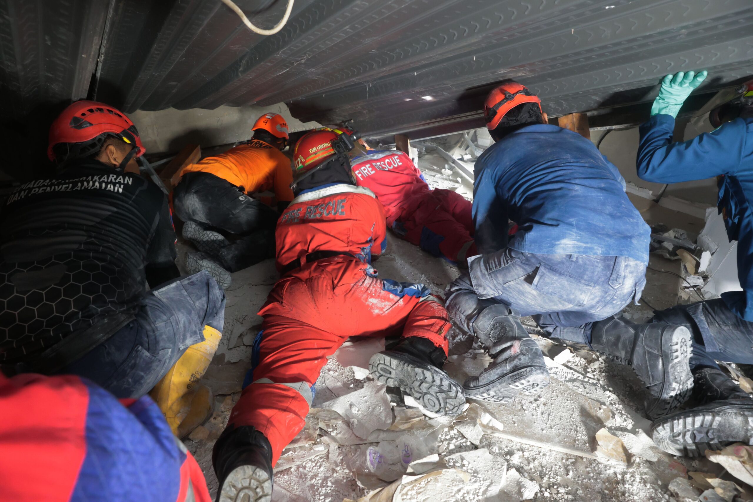 Rescuers Rush Oxygen to Survivors After Indonesia School Collapse