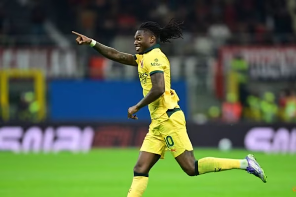 Leão Double Sends Milan Past Fiorentina 2-1