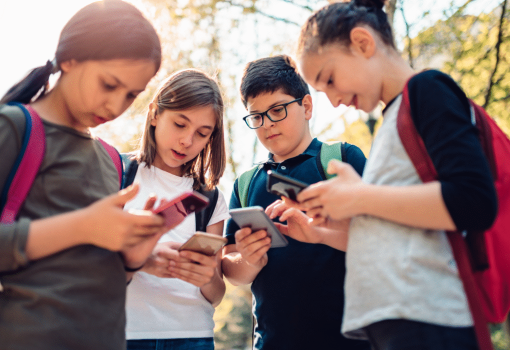 Australia teen social media ban notice on phone