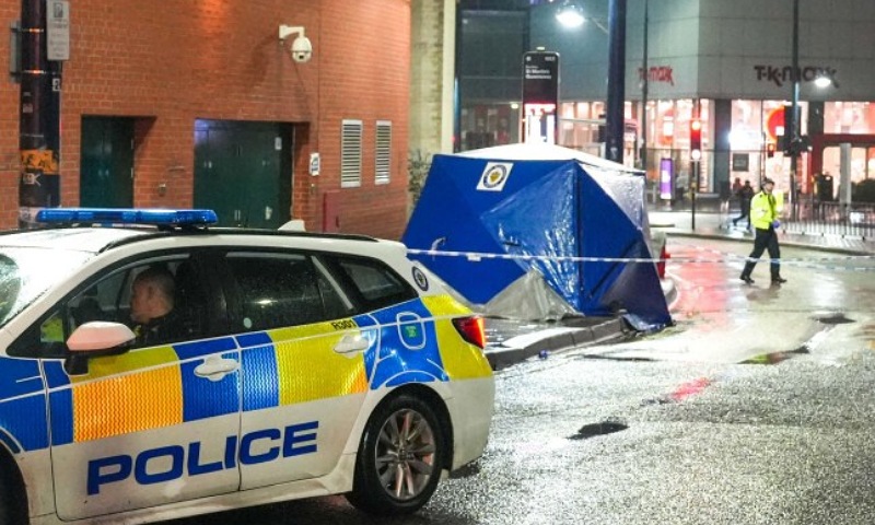 Woman Stabbed in Neck in Unprovoked Attack