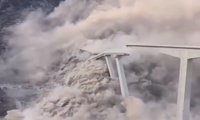 Hongqi Bridge Partially Collapses in Southwestern China