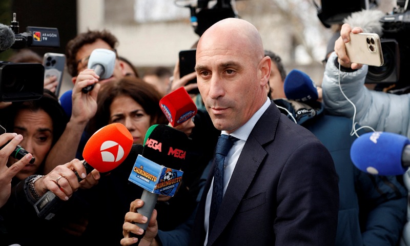 Ex-Spanish Soccer Boss Pelted with Eggs at Book Launch