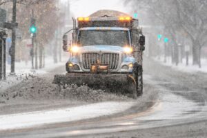 Midwest Hit by Snow: 1,400 Flights Canceled, 45-Car Crash