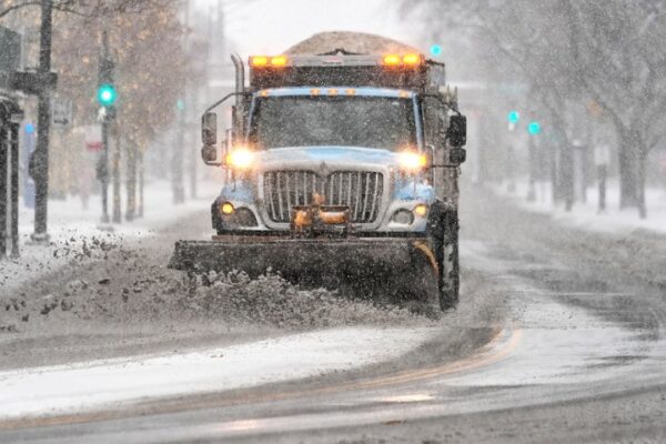 Midwest Hit by Snow: 1,400 Flights Canceled, 45-Car Crash