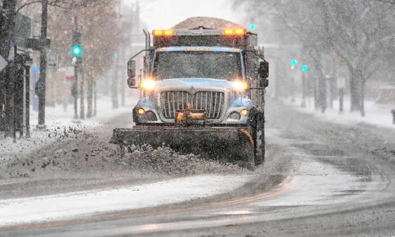 Midwest Hit by Snow: 1,400 Flights Canceled, 45-Car Crash