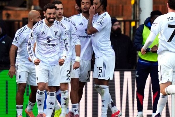 Manchester United Fight Back to Overcome Crystal Palace 2–1