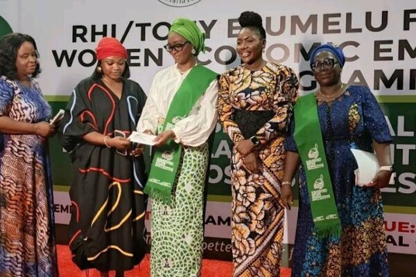First Lady Remi Tinubu Gives ₦50m Grants to 1,000 Women in Ogun