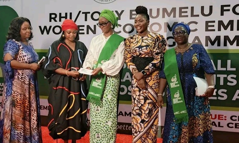 First Lady Remi Tinubu Gives ₦50m Grants to 1,000 Women in Ogun