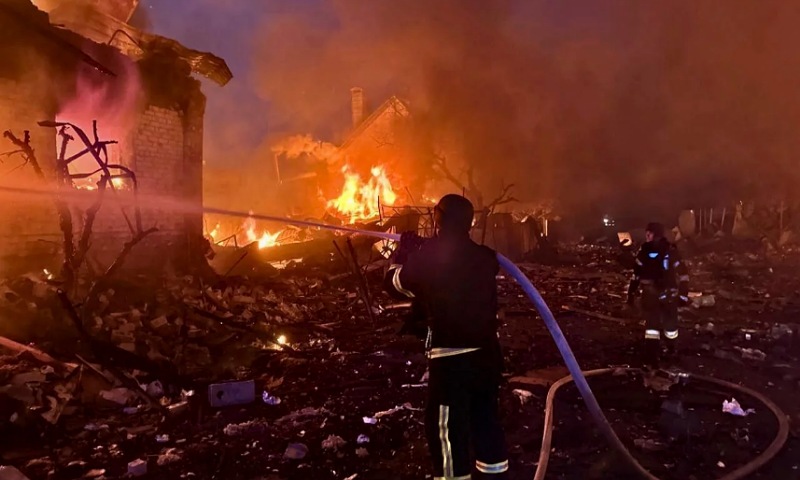 Deadly Russian Strike Hits Kyiv as Trump and Zelensky Prepare for Peace Talks