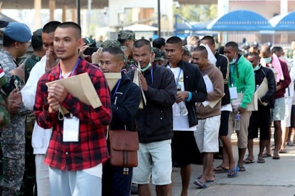 Thailand Releases 18 Cambodian Soldiers Held Since July