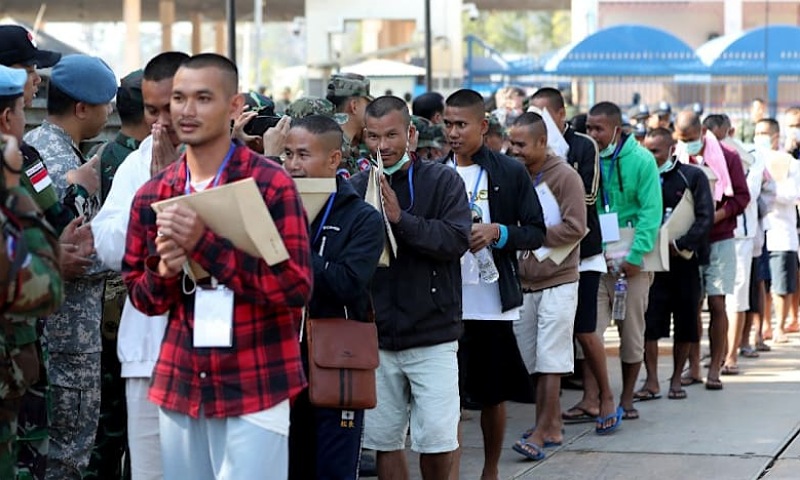 Thailand Releases 18 Cambodian Soldiers Held Since July