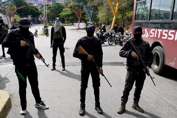 U.S. Tells Citizens to Leave Venezuela as Armed Groups Set Up Roadblocks