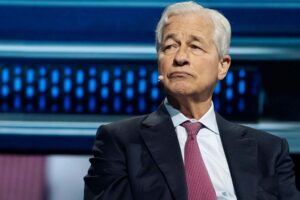 Trump Drags JPMorgan, CEO Dimon to Court After Account Shutdown
