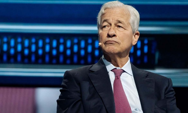 Trump Drags JPMorgan, CEO Dimon to Court After Account Shutdown