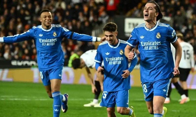 Madrid Keep Title Pressure on Barca with 2–0 Win Over Valencia