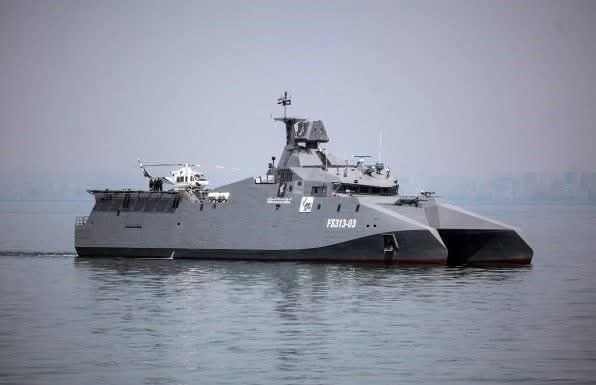 U.S. Submarine Sinks Iranian Warship in Torpedo Strike