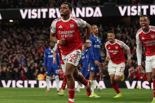 Arsenal Beat 10-Man Chelsea 2-1 and Keep the Title Dream Alive