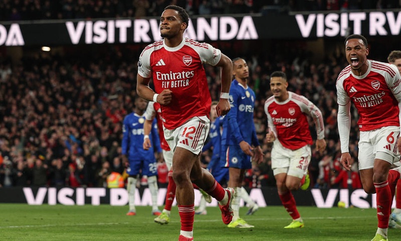 Arsenal Beat 10-Man Chelsea 2-1 and Keep the Title Dream Alive