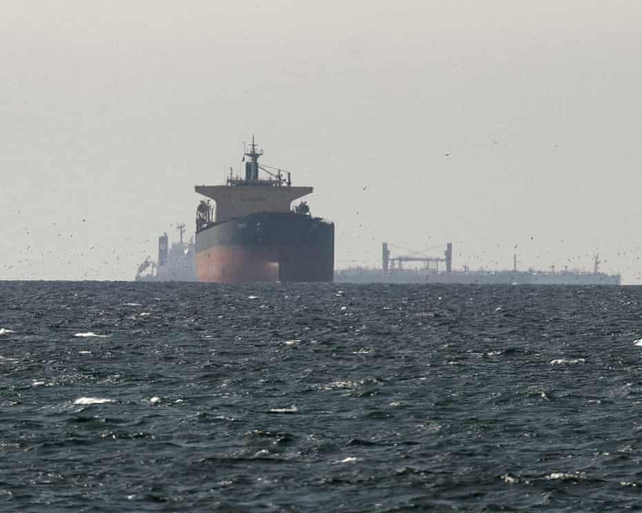 Oil Prices Drop as Hormuz Tanker Traffic Surges